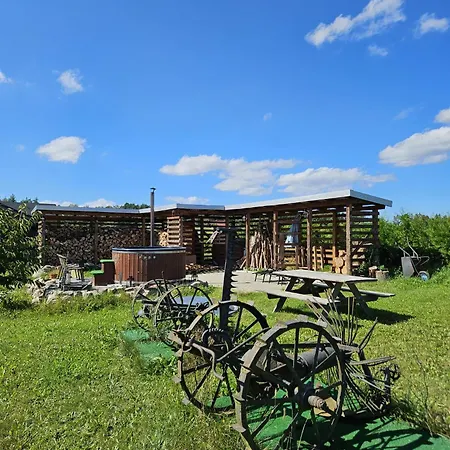 Kaszubskie Wzgorze - Caloroczne Drewniane Lodge *